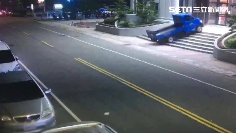 小貨車先是開到館長健身房對向車道前，接著駕駛便動也不動，讓車停在路中央，經過6秒鐘後，直接左轉衝上健身房前的階梯，再撞上健身房大門。（圖／翻攝畫面）