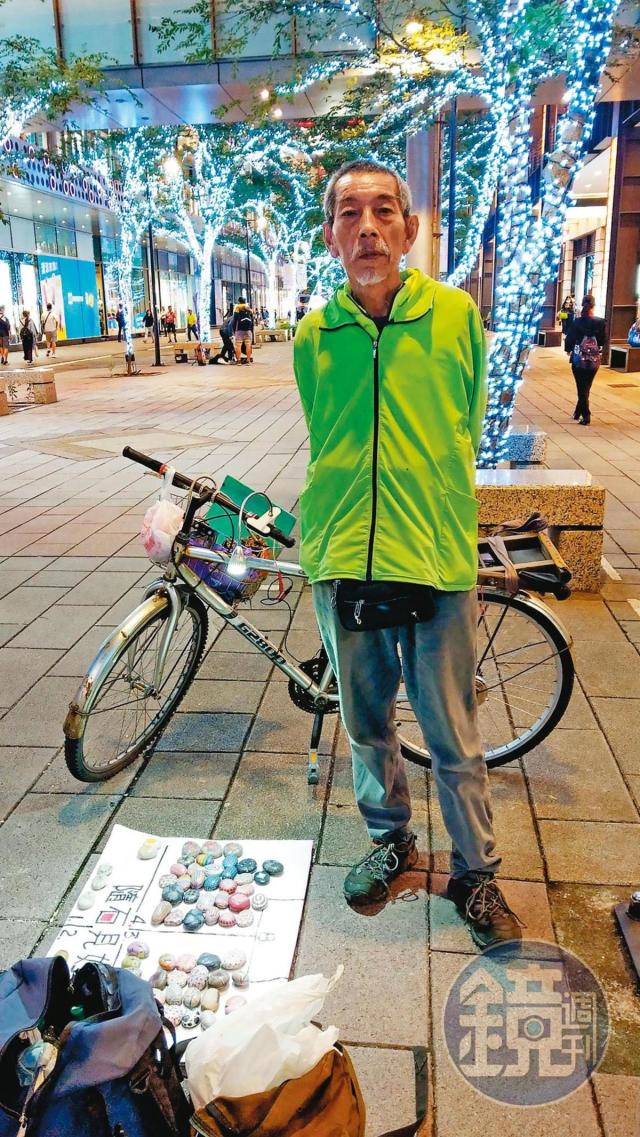 司馬中原次子吳融賁（圖）是彩繪石頭藝術家，在台北市信義區擺攤，曾遭不明人士攔下，揚言剁下他10根手指。