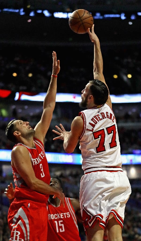 Joffrey Lauvergne of the Chicago Bulls shoots over Ryan Anderson of the Houston Rockets at the United Center (AFP Photo/JONATHAN DANIEL)
