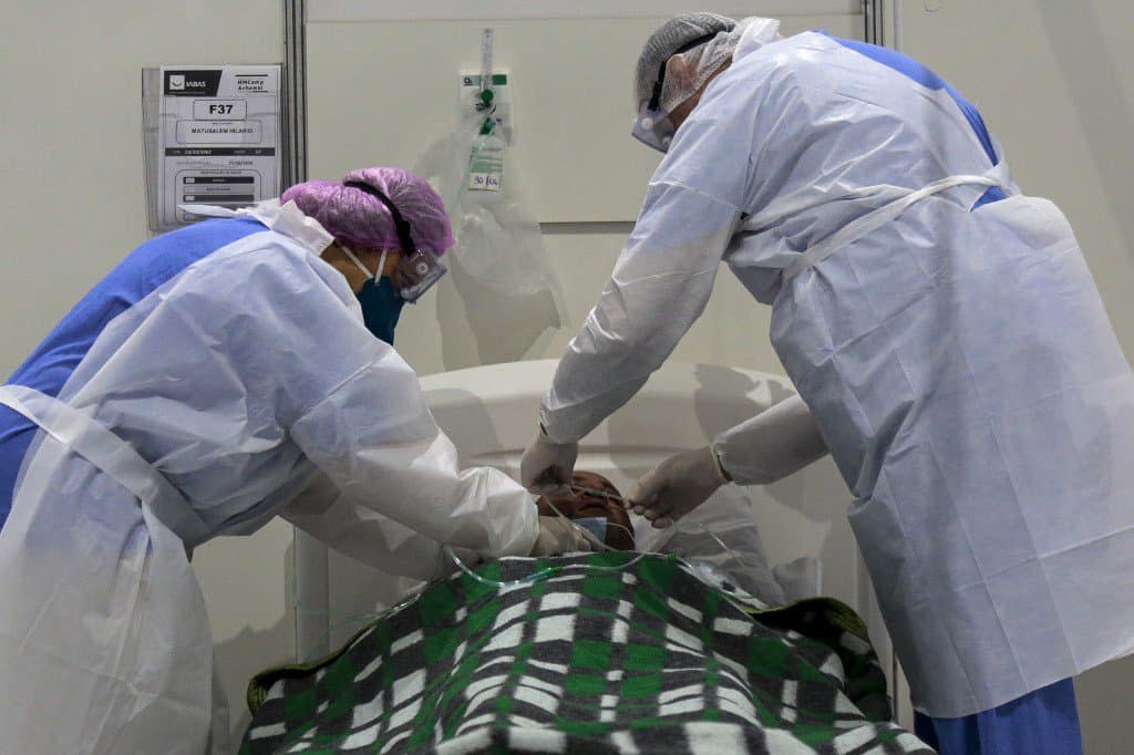 Une équipe médicale traitant un patient atteint du Covid-19 l'hôpital de fortune Anhembi à Sao Paulo (Brésil). - Miguel Schincariol