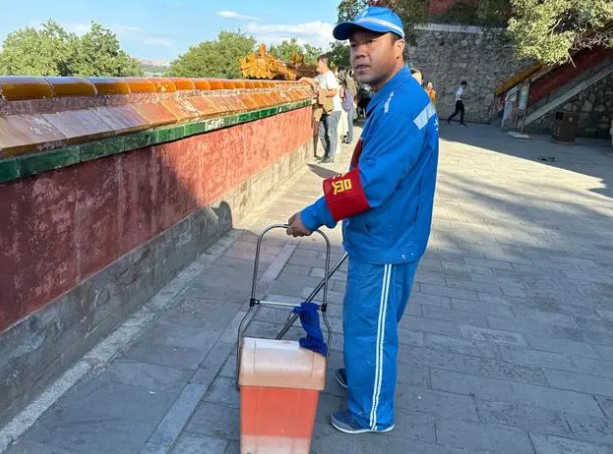 張旭被網友封為頤和園「最強掃地僧」。（圖／翻攝北京日報）