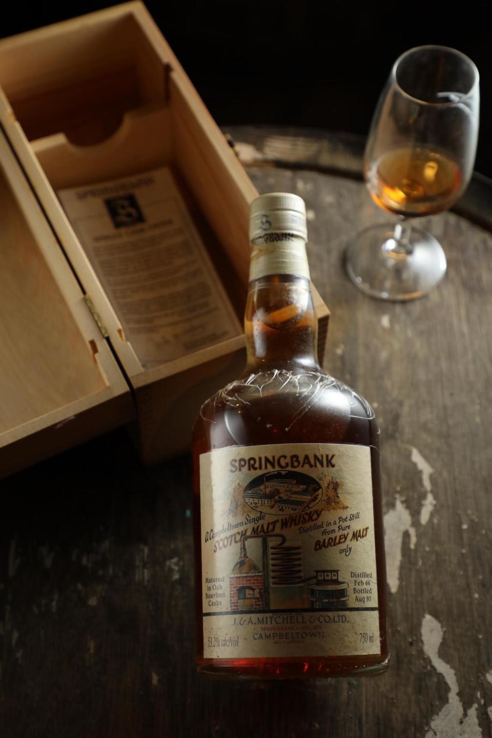 為了拯救坎貝爾鎮免於在產地上「被消失」，當地的「雲頂」酒廠特地推出在地麥芽製作的威士忌。