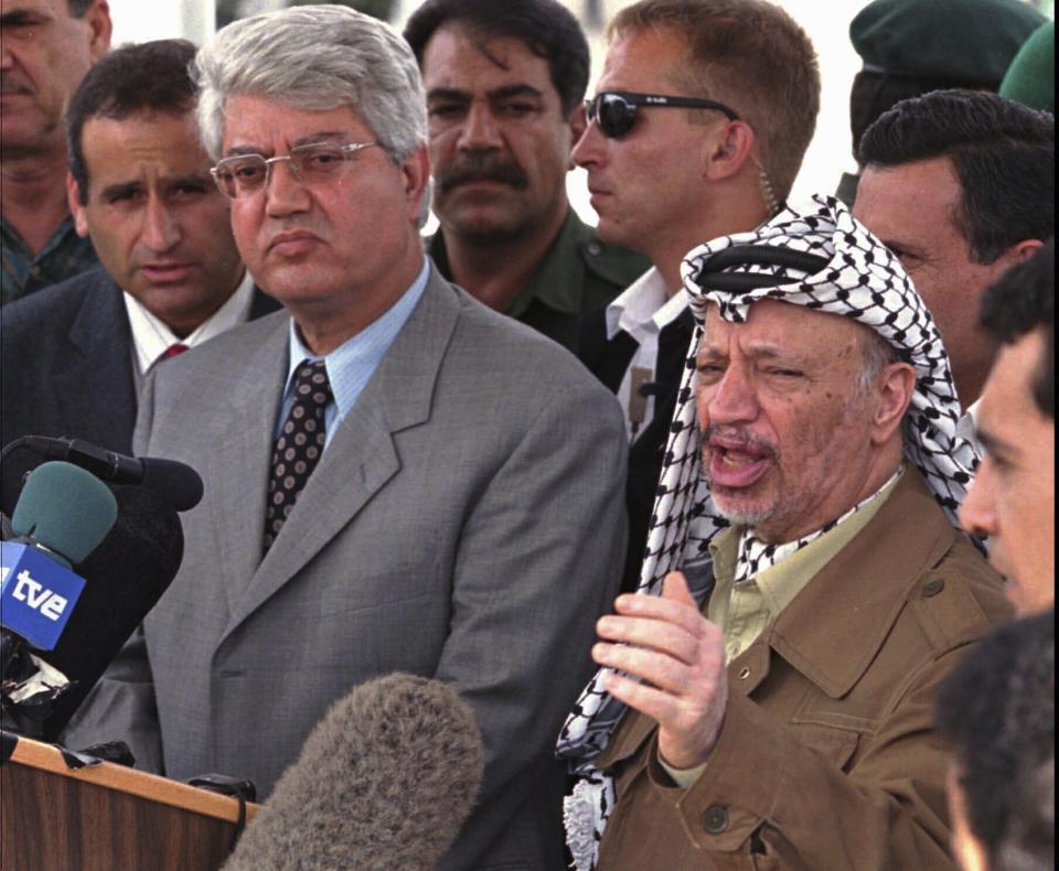 FILE - Palestinian President Yasser Arafat, right, makes a point during a news conference with Israeli Foreign Minister David Levy, left, at Erez checkpoint, Gaza Strip, July 23, 1996. Levy, an Israeli politician born in Morocco who fought tirelessly against deep-seated racism against Jews from North Africa and went on to serve as foreign minister and hold other senior governmental posts, died Sunday, June 2, 2024. He was 86. (AP Photo/Greg Marinovich, File)