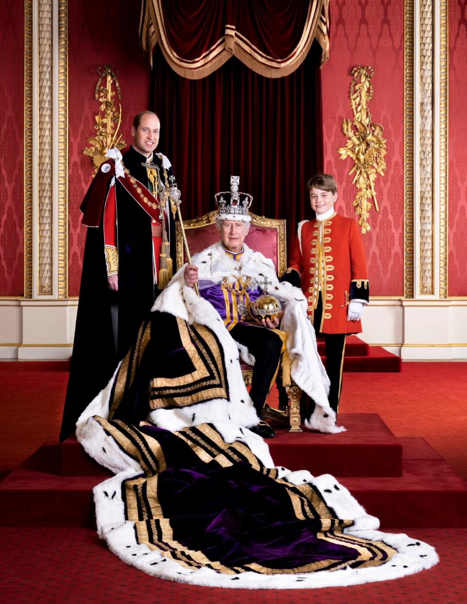 Tres generaciones de la realeza mientras Charles posa con su hijo William y su nieto George (Hugo Burnand/Royal House 2023/PA Wire)