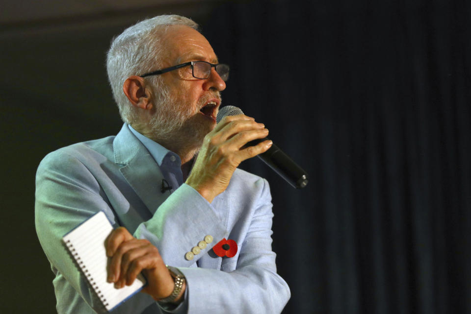 El líder del Partido Laborista británico, Jeremy Corbyn, asiste a un mitin de campaña en Bristol, Inglaterra, el sábado 2 de noviembre de 2019. (Aaron Chown/PA via AP)