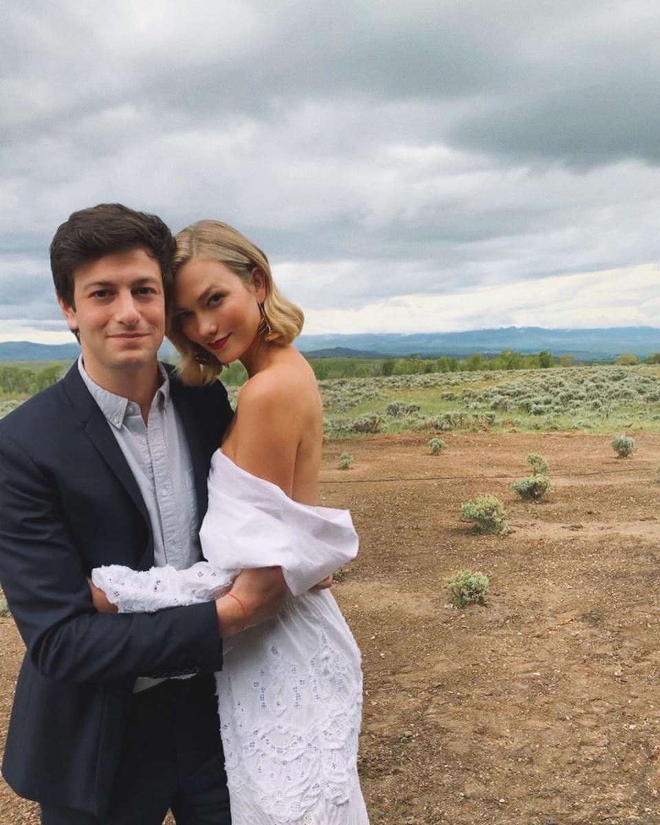 Si en su primera boda nos deslumbró con un Dior espectacular, para su segundo enlace Karlie Kloss ha escogido un maxivestido blanco con escote <em>bardot</em>, volantes y calados del diseñador Jonathan Simkhai acorde al <em>dress code</em> de la celebración que incluía una estética <em>country</em>. (Foto: Instagram / <a href="http://www.instagram.com/p/BzGU_qoApiy/?utm_source=ig_embed" rel="nofollow noopener" target="_blank" data-ylk="slk:@karliekloss;elm:context_link;itc:0;sec:content-canvas" class="link ">@karliekloss</a>).