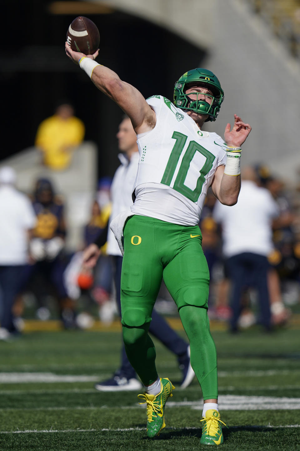 Oregon quarterback Bo Nix warms up before an NCAA college football game against California in Berkeley, Calif., Saturday, Oct. 29, 2022. (AP Photo/Godofredo A. Vásquez)