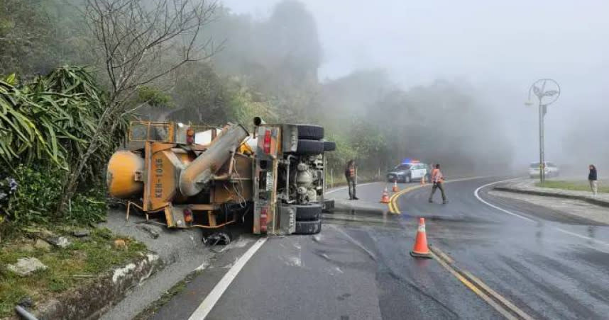 台18線58.4K處4日中午12時許發生一起水泥預拌車翻覆事故。(圖／翻攝畫面)