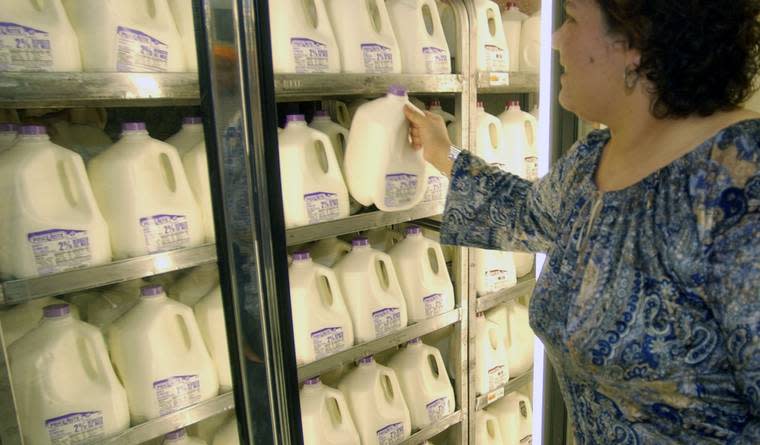 Skim Milk vs. Milk: Which Is the Healthier Choice? / Nutrition / Healthy  Eating