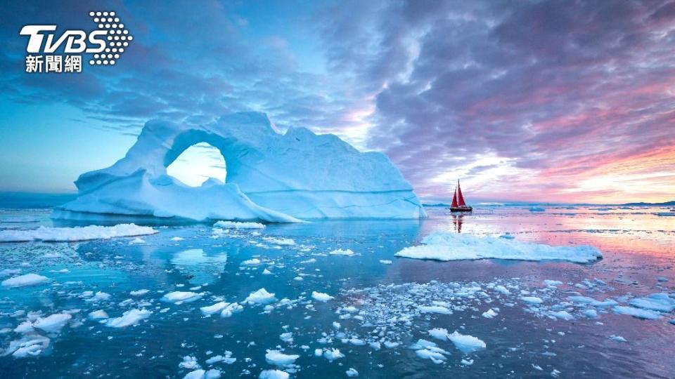 僅在7月15～17日期間，格陵蘭島的融冰量就足以填滿720萬個奧運規模游泳池。（示意圖／shutterstock 達志影像）