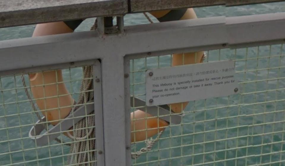 掛在岸邊的救生圈旁均以中英文字告示「這救生圈是特別為拯救而設，請切毀壞或拿走，多謝合作」。(Google Map)