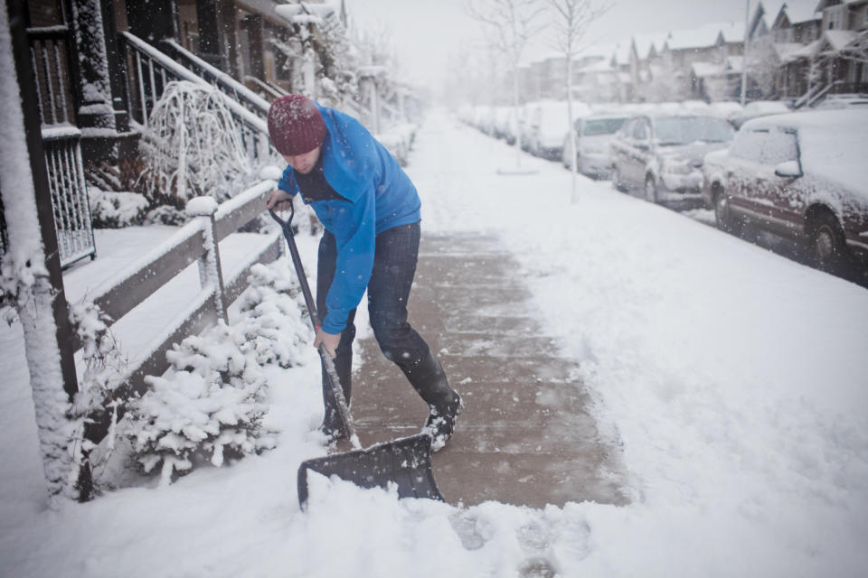 Schneeräumen ist eine lästige aber notwendige Pflicht von Immobilienbesitzern. (Symbolbild: Getty Images)