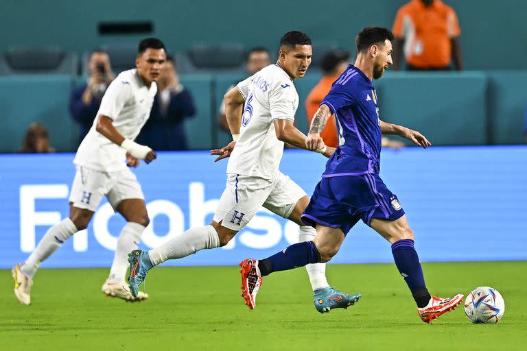 Messi, con la pelota dominada, y con la marca de dos hondureños; el seleccionado venció 3-0 a Honduras en Miami
