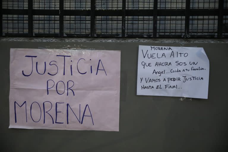 En la puerta de la Escuela N°60,  donde estudiaba Morena, desde ayer la comunidad educativa pega carteles, fotos y globos para recordarla