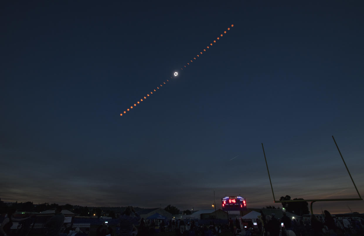 Imagen de la NASA en la que se observa una composición que muestra la progresión del eclipse solar de  2017 en Madras, Oregon. (Foto: Aubrey Gemignani/NASA via Getty Images)