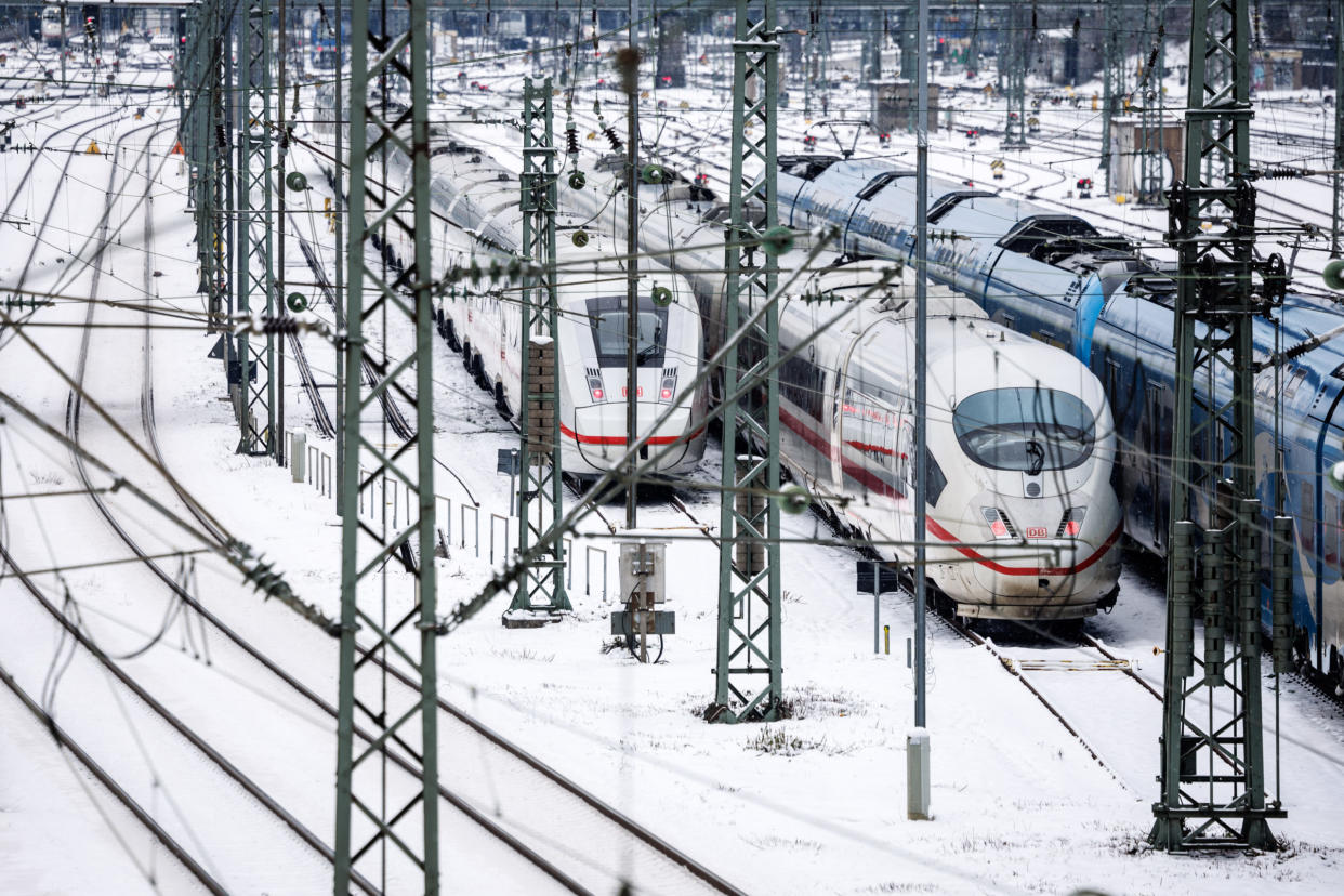 Geparkte ICE stehen auf den verschneiten Gleisanlagen in der Nähe des Münchner Hauptbahnhofs. Die Gewerkschaft Deutscher Lokomotivführer (GDL) hat zu einem weiteren Warnstreik bei der Deutschen Bahn AG aufgerufen. - Copyright: picture alliance/dpa | Matthias Balk