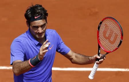 Roger Federer of Switzerland celebrates after beating Marcel Granollers of Spain during their men's singles match at the French Open tennis tournament at the Roland Garros stadium in Paris, France, May 27, 2015. REUTERS/Vincent Kessler