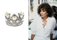 En esta combinación de fotos, una corona diseñada por Joseff of Hollywood que Joan Collins usó en un episodio de "Dynasty", y un retrato de la actriz en Nueva York en 1984. La corona se ofrecerá en una subasta de Julien's Auctions de artículos históricos de Hollywood entre el 15 y el 17 de julio. (Julien's Auctions vía AP, izquierda, y Foto AP/Richard Drew)