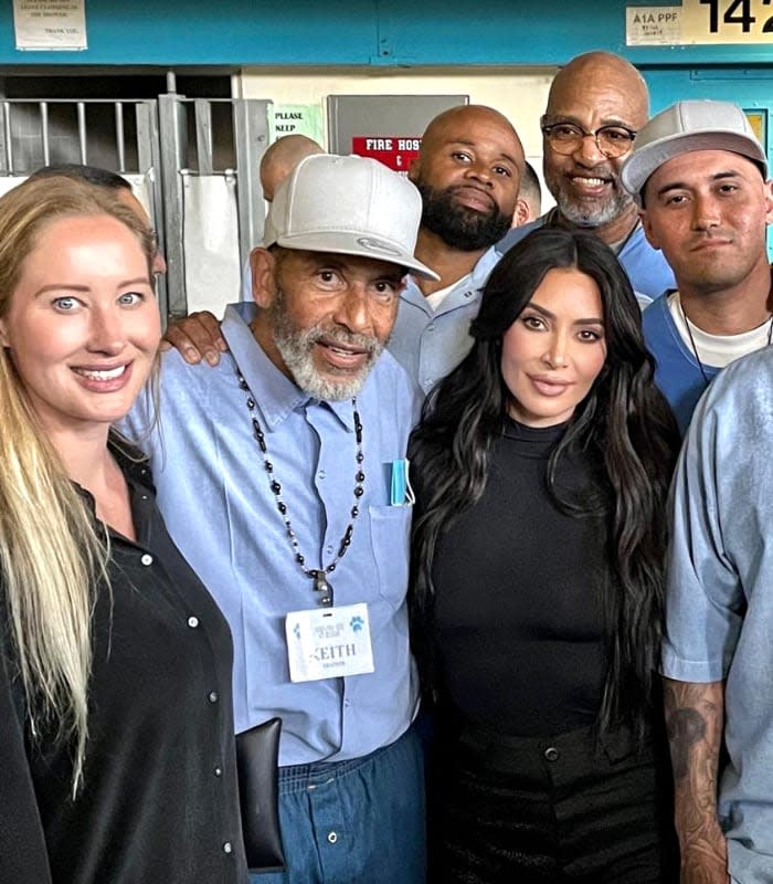Kim Kardashian y Khloé Kardashian visitan una prisión