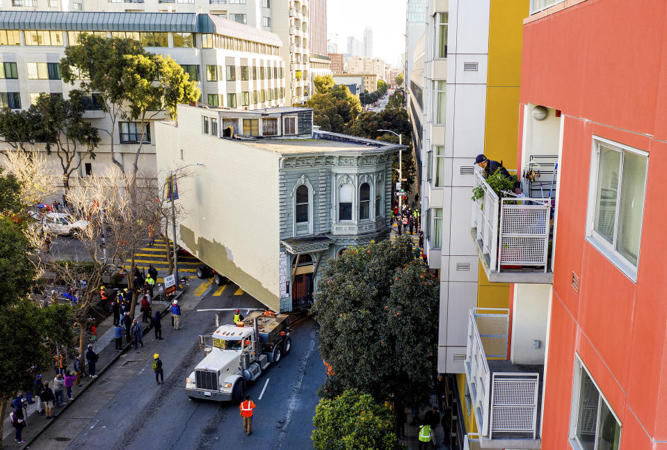 Curiosos observan el traslado de una antigua casa en San Francisco el 21 de febrero de 2021 (AP /Noah Berger)