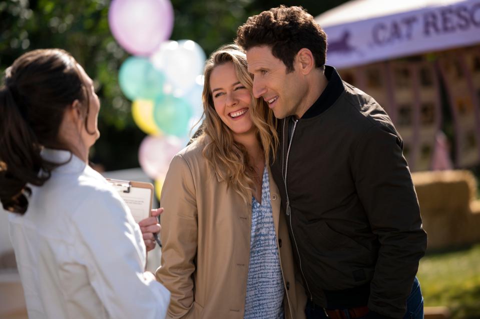 THE BABY-SITTERS CLUB (L to R) ALICIA SILVERSTONE as ELIZABETH THOMAS-BREWER and MARK FEUERSTEIN as WATSON BREWER in episode 201 of THE BABY-SITTERS CLUB Cr. KAILEY SCHWERMAN/NETFLIX © 2021