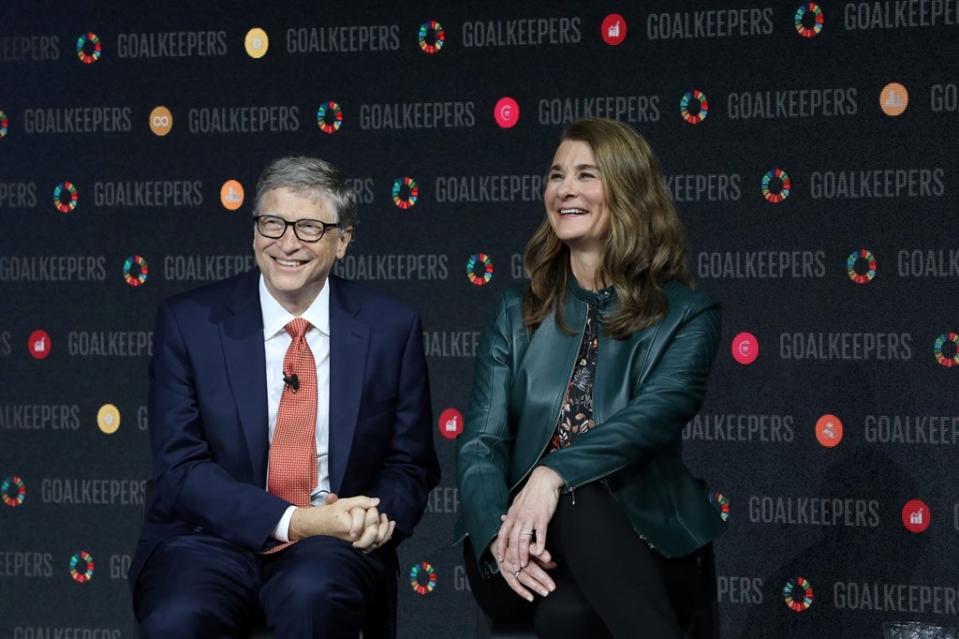 微軟公司創辦人比爾．蓋茲（左）和妻子梅琳達（右）3日宣布，經過深入思考和努力挽救後，決定結束27年的婚姻關係。（圖取自facebook.com/melindagates）