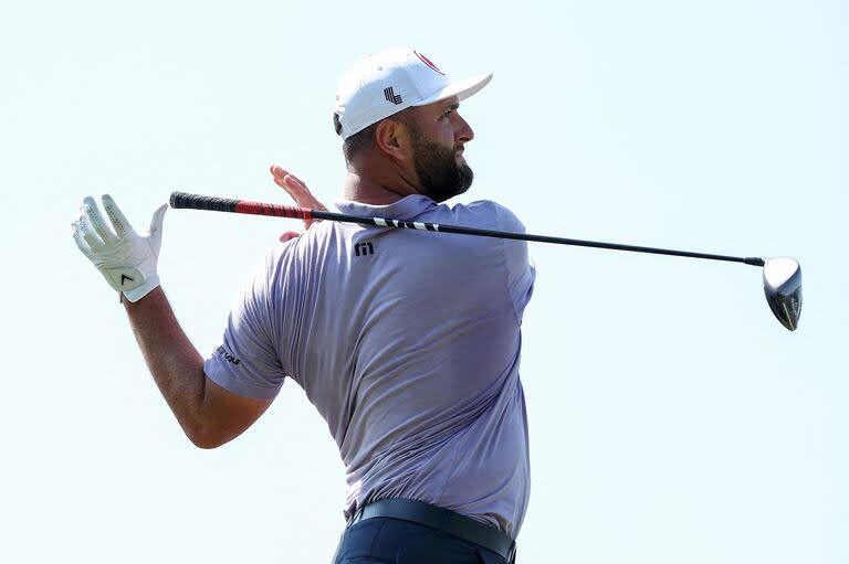 Jon Rahm, en su participación del viernes pasado en el LIV Golf Invitational que se realizó en Houston; el español luego no pudo seguir jugando por los dolores en el pie izquierdo