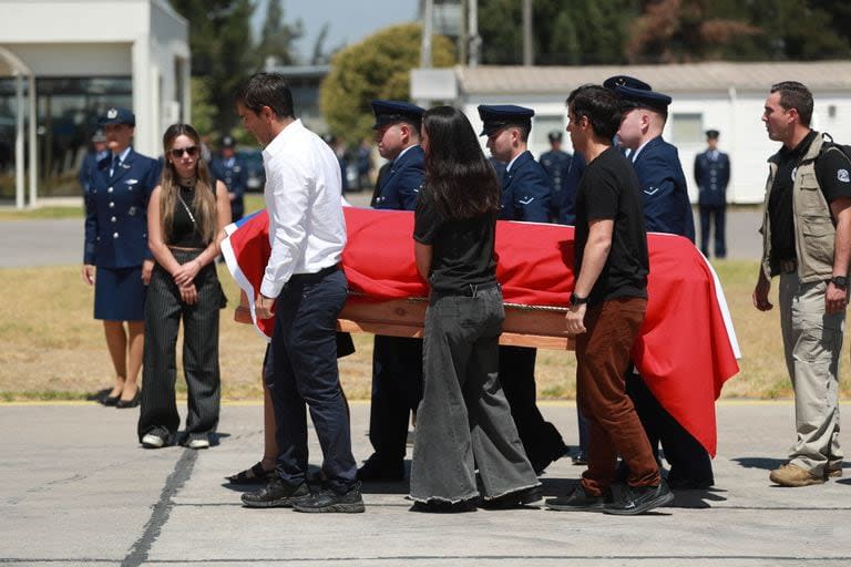 Los hijos de Sebastián Piñera acompañan el cajón con los restos del expresidente, en Santiago. (RAUL BRAVO / AFP)