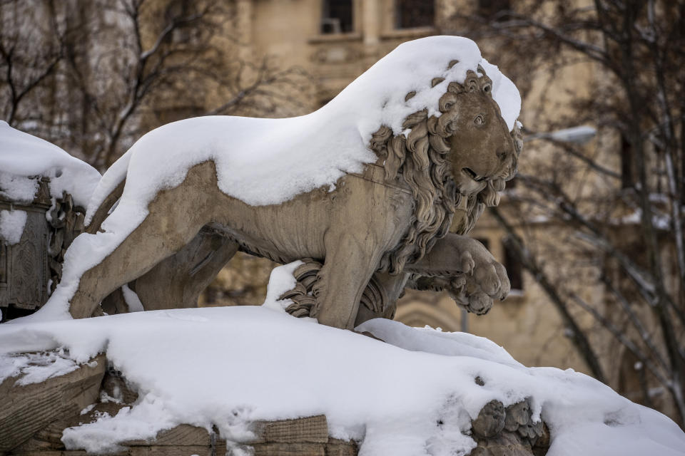 El monumento de La Cibeles se ve cubierto de nieve en el centro de Madrid, España, el domingo 10 de enero de 2021. Gran parte del país empezaba a retirar poco a poco la nieve de la peor ventisca en su memoria reciente. (AP Foto/Manu Fernández)