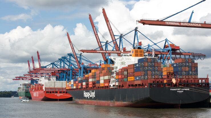 Das Schiff Frankfurt Express der Reederei Hapag-Lloyd liegen am Terminal Burchardkai (CTB) in Hamburg. Foto: dpa