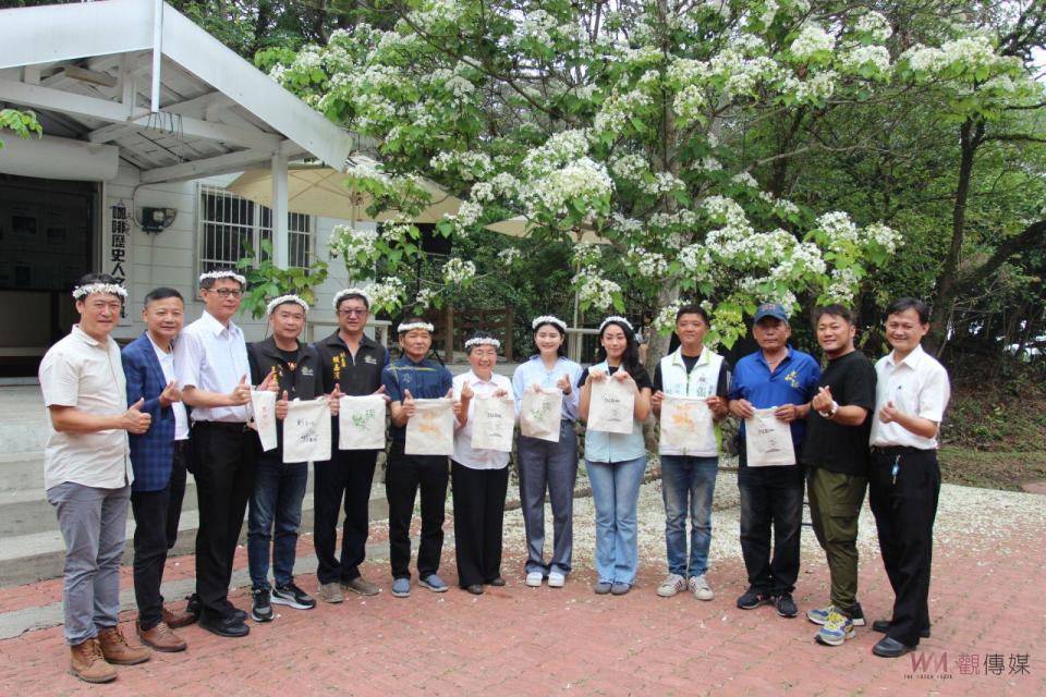 ▲2024雲林客家桐花祭的「雲林古坑桐聚心花開」賞花活動，本（4）月13、14日兩天在古坑荷苞山桐花公園登場。（圖/記者簡勇鵬攝.2024.04.10）古坑荷苞山桐花公園經歷登革熱疫情期間而封園，而今隨著疫情走向尾聲，加上園區油桐花綻放蔚成4月雪飄美景，經相關單位決定解封開放荷苞山桐花公園，由雲林縣政府和古坑鄉公所，在本（4）月辦理的桐花祭風貌迎接來客；今年活動將於113年4月13、14日舉辦漫入第16年的雲林桐花祭，規劃「雲林古坑桐聚心花開」為主題的賞花活動，讓遊客來悠遊桐花漫步、體驗雲林客家文化，歡迎全國民眾前來觀賞漫天飛舞的桐花美景。