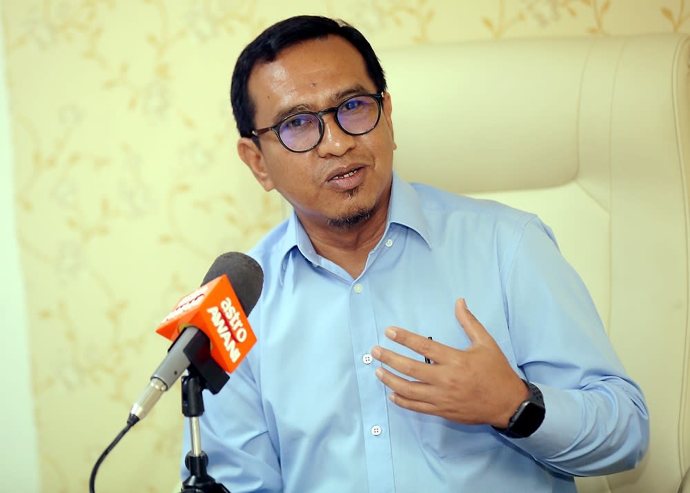 Special adviser to the Perak mentri besar, Datuk Zainol Fadzi Paharudin, speaks during a press conference in Ipoh September 18, 2019. — Picture by Farhan Najib