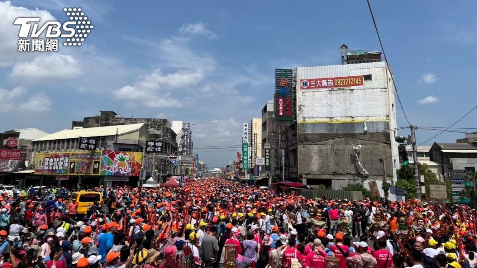 現場人潮眾多，皆是為了等待白沙屯媽祖到來。 （圖／陳祁攝）