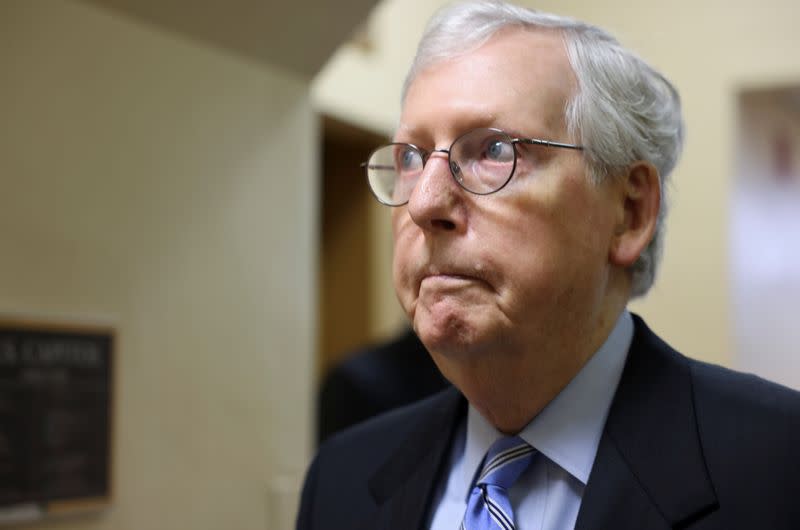 El líder de la minoría del Senado, Mitch McConnell, llega para una votación en El Capitolio, Washington, EEUU