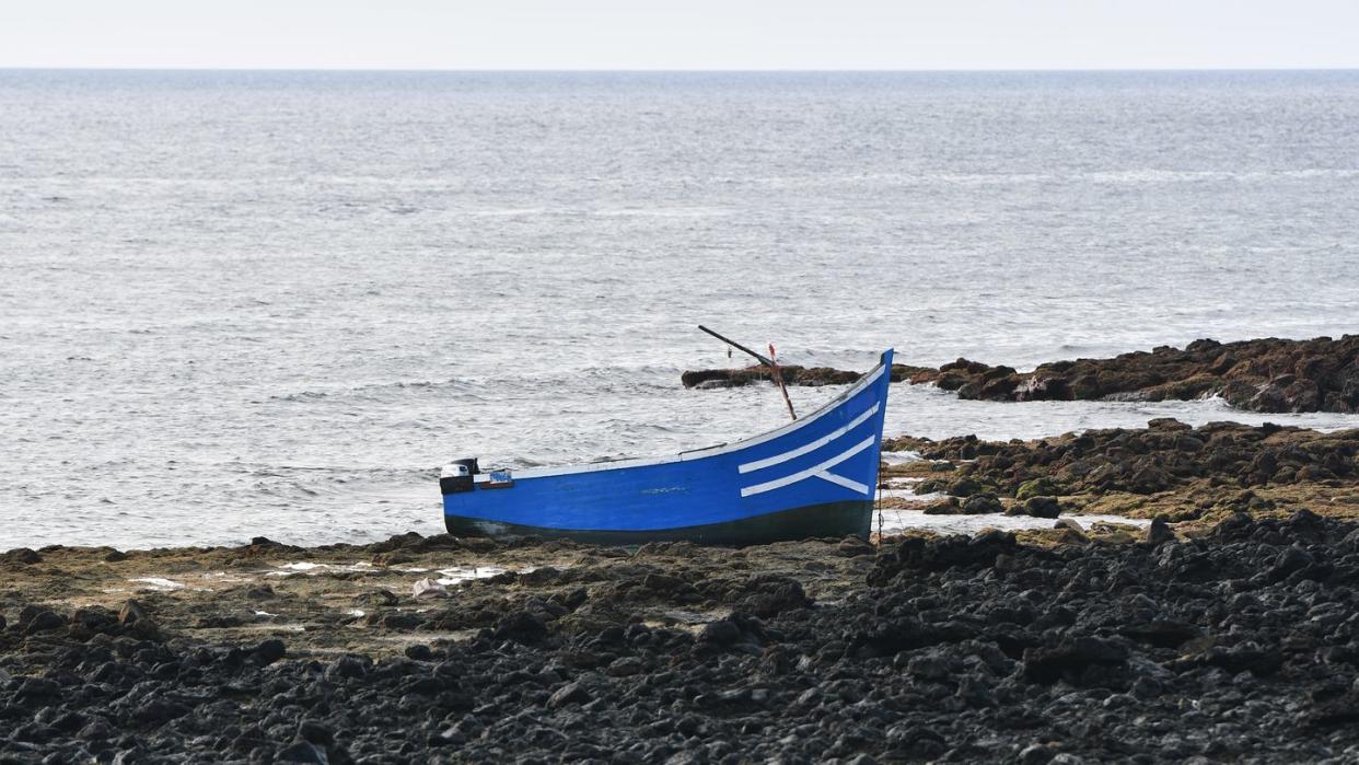 Ein leeres Boot an einem Strand in Spanien (Symbolbild).