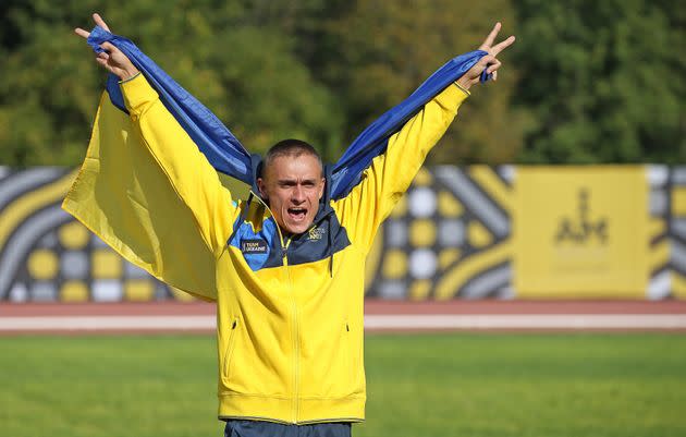 Oleg Zimnikov of Team Ukraine celebrates his gold medal on Day 3 of the 2017 Invictus Games on Sept. 25, 2017, in Toronto. (Photo: Claus Andersen via Getty Images)