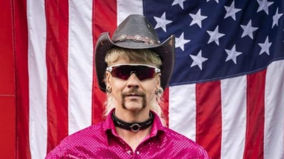 John Cameron Mitchell als Joe Exotic in der Serie "Joe vs. Carole". Die achtteilige Fitkionalisierung ist ab Freitag, 4. März, bei Sky zu sehen. (Bild: NBC Universal)