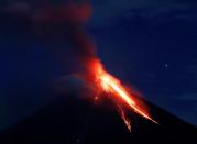 <p>FRM42. DARAGA (FILIPINAS), 22/01/2018.- El volcán Mayon entra de nuevo en erupción expulsando lava y ceniza, en la ciudad de Daraga, en el este de Filipinas, hoy 23 de enero de 2018. El número de evacuados por el volcán supera los 37.000 ante la amenaza de explosiones más potentes. EFE/ Francis R. Malasig </p>