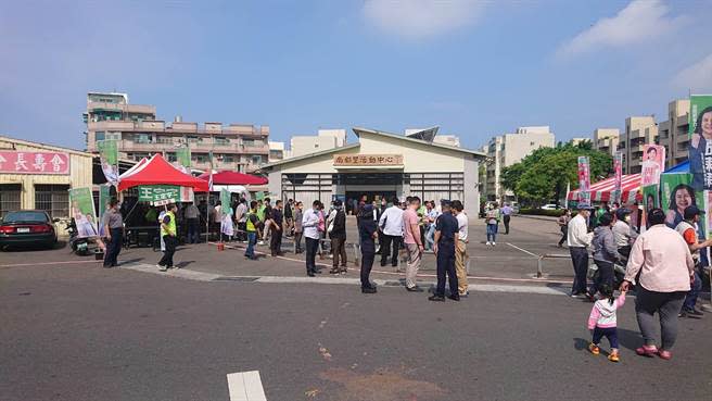 民進黨黨職選舉因強力動員加上天氣好，22日一早就出現投票人潮。（程炳璋攝）