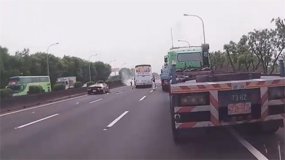 國道驚見「雙牛」追撞國光客運駕駛急停車　持滅火器神救援