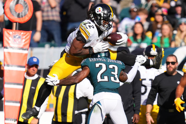 Hurts, Brown power unbeaten Eagles past Steelers 35-13 - WHYY