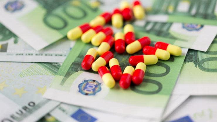 Des médicaments sur des billets