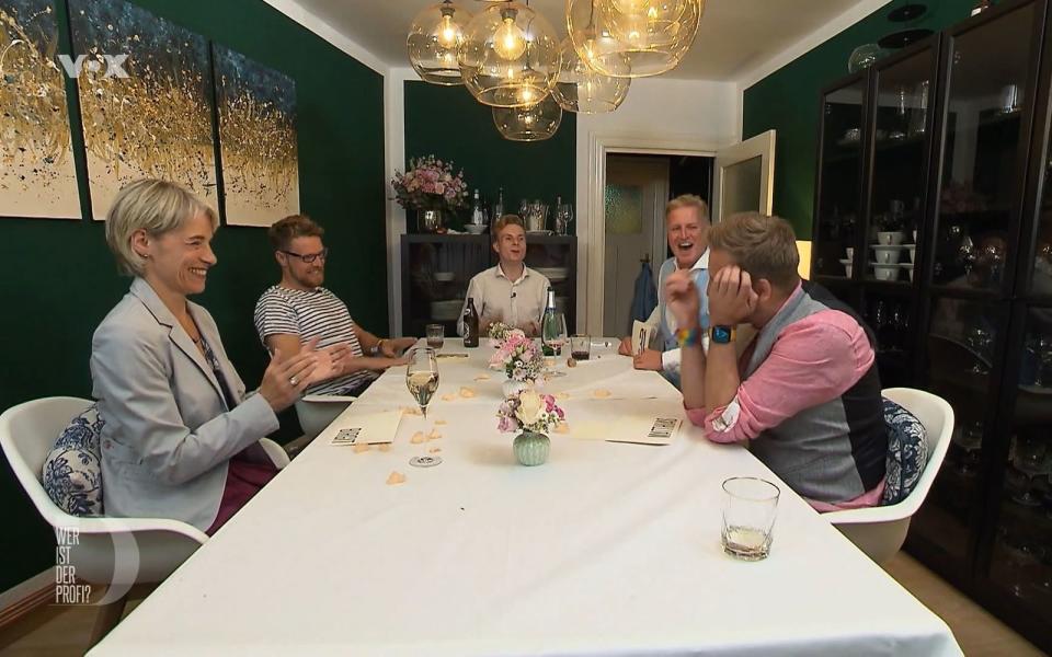 Jan (zweiter von links) ist der Profi, doch Matze (rechts) gewinnt mit 32 Punkten "Das perfekte Dinner".
 (Bild: RTL)