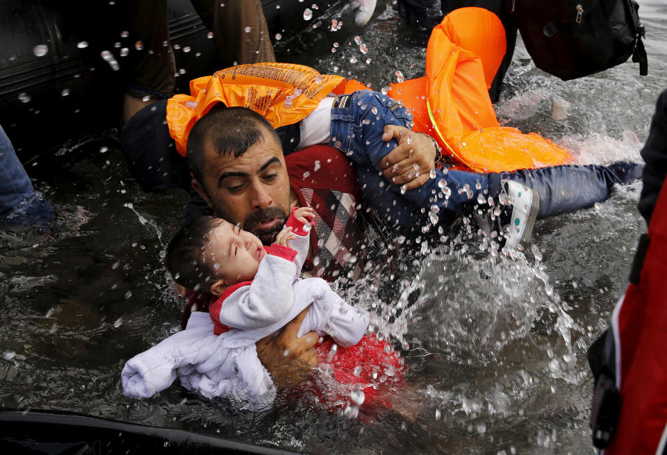 Ein typischer Fall für die Außengrenze? Ein syrischer Mann hält bei der Ankunft auf Lesbos im Jahr 2015 sein kleines Kind (Bild: REUTERS/Yannis Behrakis)