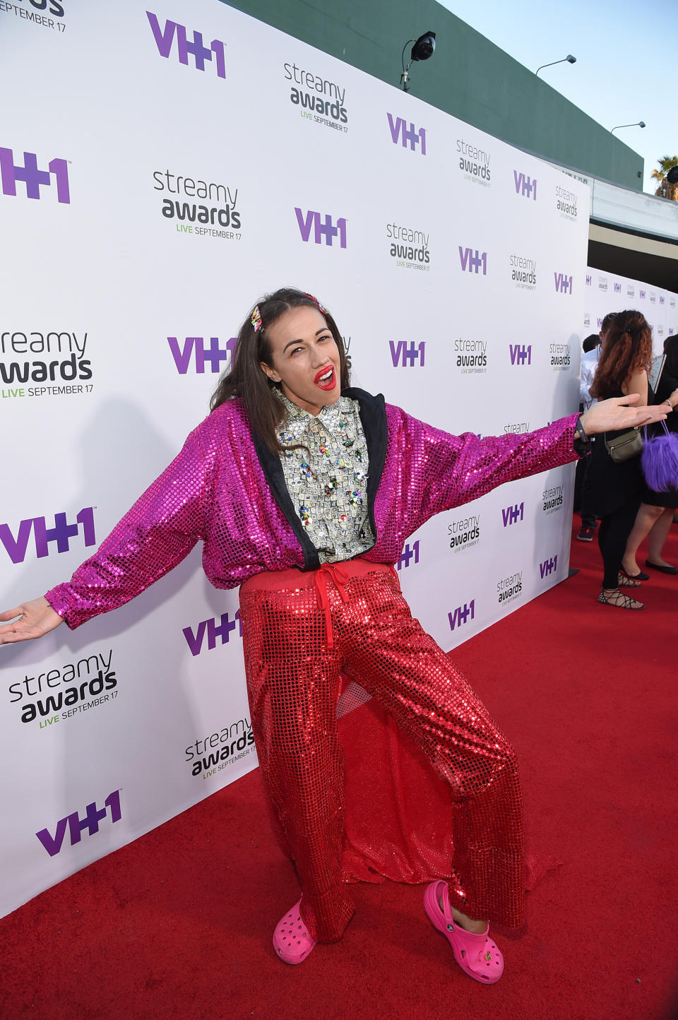 Colleen Ballinger kassierte 2016 um die fünf Millionen US-Dollar. Die YouTuberin erfand die Figur Miranda Sings als Anlehnung an viele schlechte Sängerinnen und Sänger, die sich einen Durchbruch durch das Hochladen von YouTube-Videos erhoffen. Auf der Videoplattform verbucht die Komikerin mittlerweile sieben Millionen Abonnenten. Doch damit nicht genug: Colleen Ballinger landete auch mit ihrem Buch "Selp-Helf" einen Hit, tourt mit einem Stand-up-Programm durch die USA und konnte sogar schon einen Netflix-Deal einheimsen. Aber auch andere YouTube-Stars müssen sich gehaltstechnisch nicht verstecken.