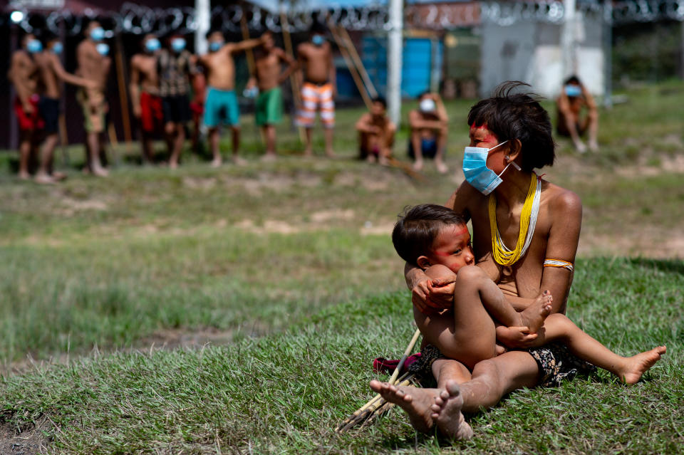 En Brasil, hay censados unos 900.000 indígenas, de los que el 60 % residen en espacios protegidos como este. Según la Secretaría Especial de Salud Indígena, hasta el 1 de julio se han confirmado 6.488 casos de coronavirus en aldeas y 156 muertes. (Foto: Andressa Anholete / Getty Images).