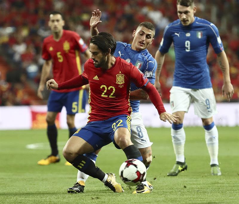 El centrocampista de la selección española, Isco (delante), protege el balón ante el jugador de la selección italiana, Marco Verratti, durante el encuentro clasificatorio para el mundial de Rusia 2018, que disputan esta noche en el estadio Santiago Bernabéu, en Madrid. EFE