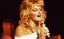 "Total Eclipse Of The Heart" und "Holding Out For A Hero" stürmten in den 80er-Jahren weltweit die Charts, danach konnte Bonnie Tyler keinen großen Hit mehr laden. Sie genießt im Business aber nach wie vor ein hohes Ansehen - und ans Aufhören denkt sie sowieso nicht ... (Bild: David Redfern/Redferns/Getty Images)