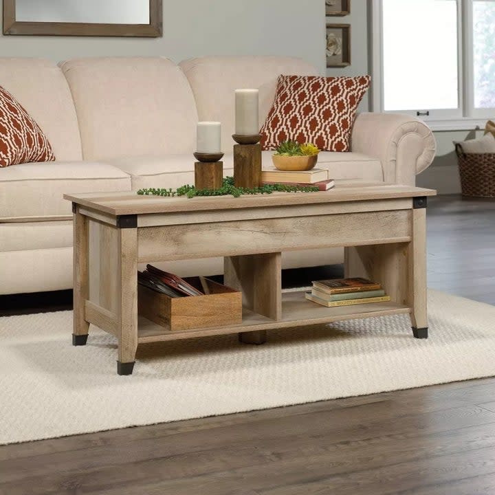 The coffee table in the color Lintel Oak