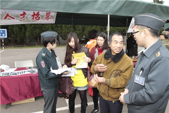 陸軍六軍團家屬懇親會廿五日舉行，國軍人才招募中心也於現場設攤，吸引不少家長帶著子女前往瞭解招募訊息。（軍聞社記者劉育然攝）